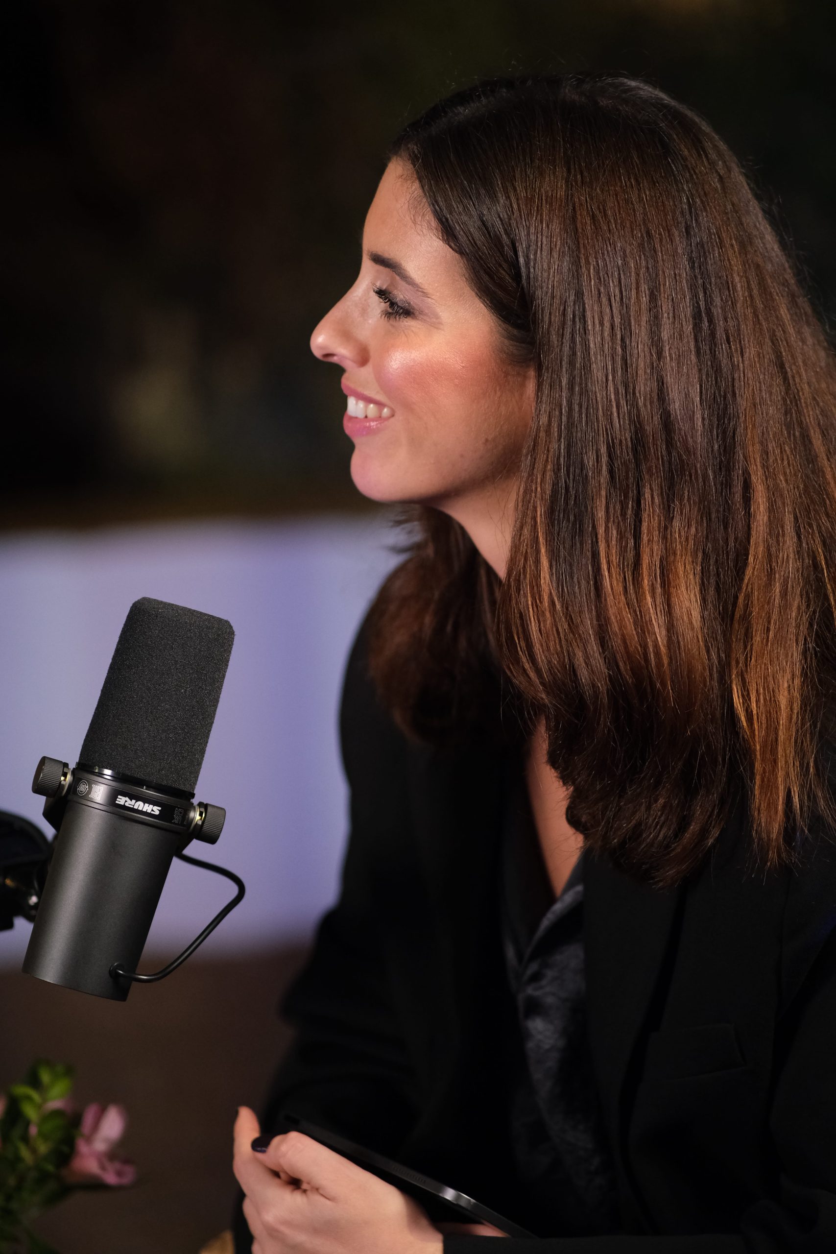 Presentadora profesional realizando entrevistas a invitados durante un vídeo podcast de boda.