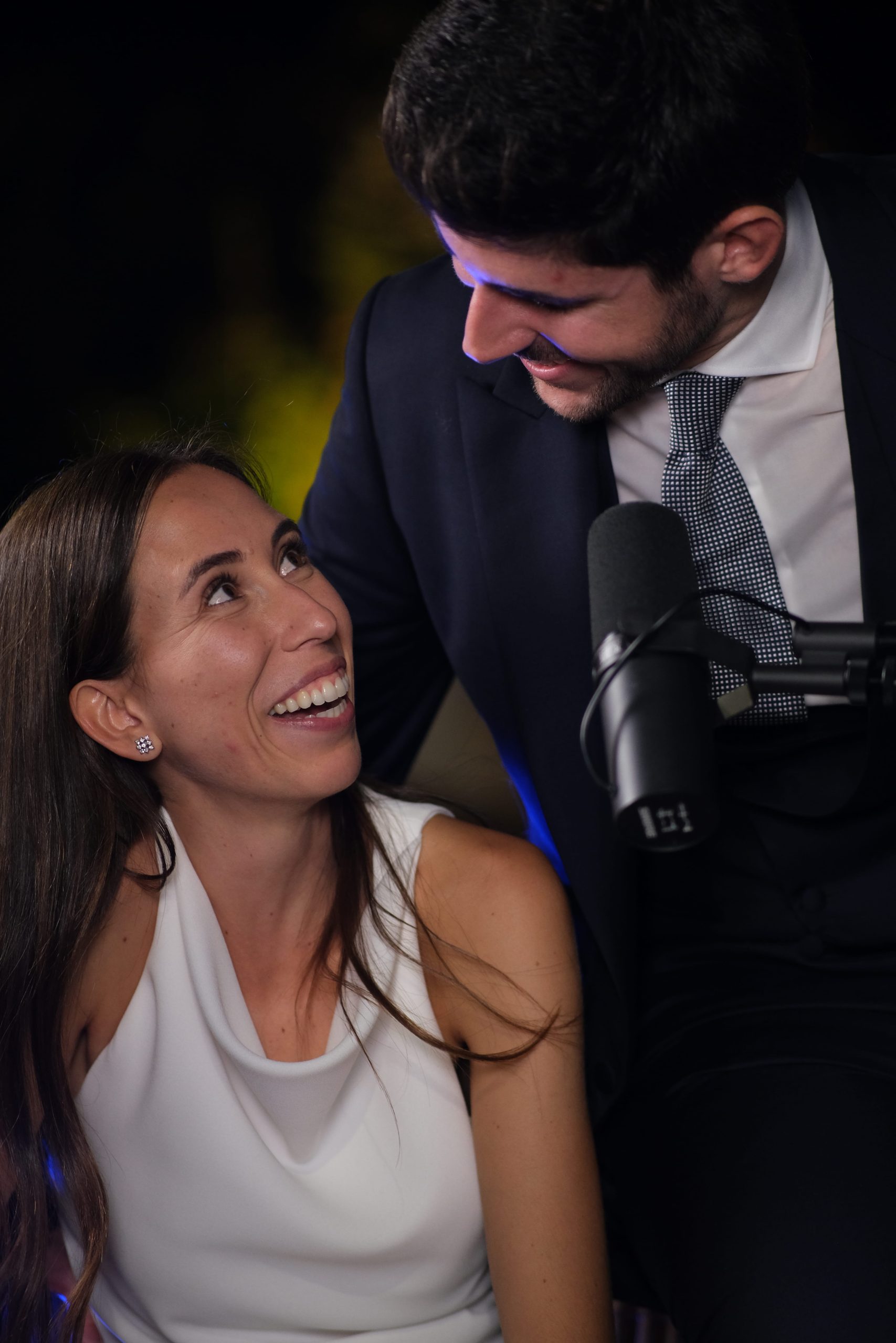 Pareja de novios compartiendo un momento emotivo durante una entrevista en un vídeo podcast de boda.