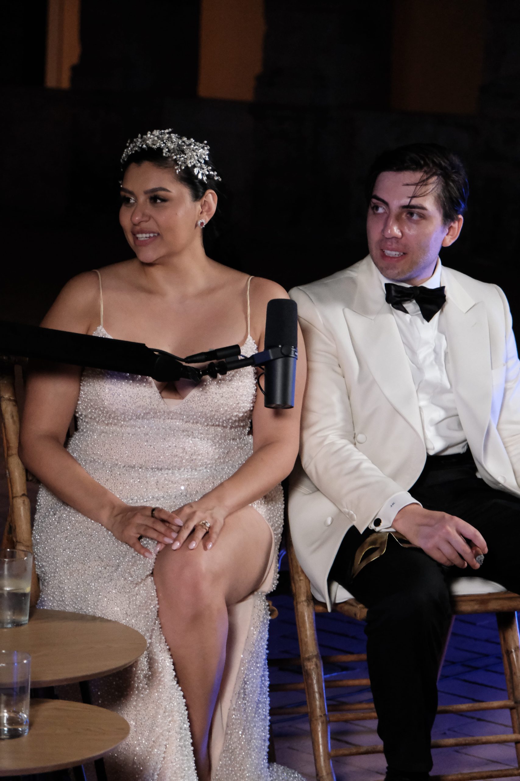 Novios siendo entrevistados durante un vídeo podcast de boda en España mientras comparten recuerdos y emociones de su gran día.